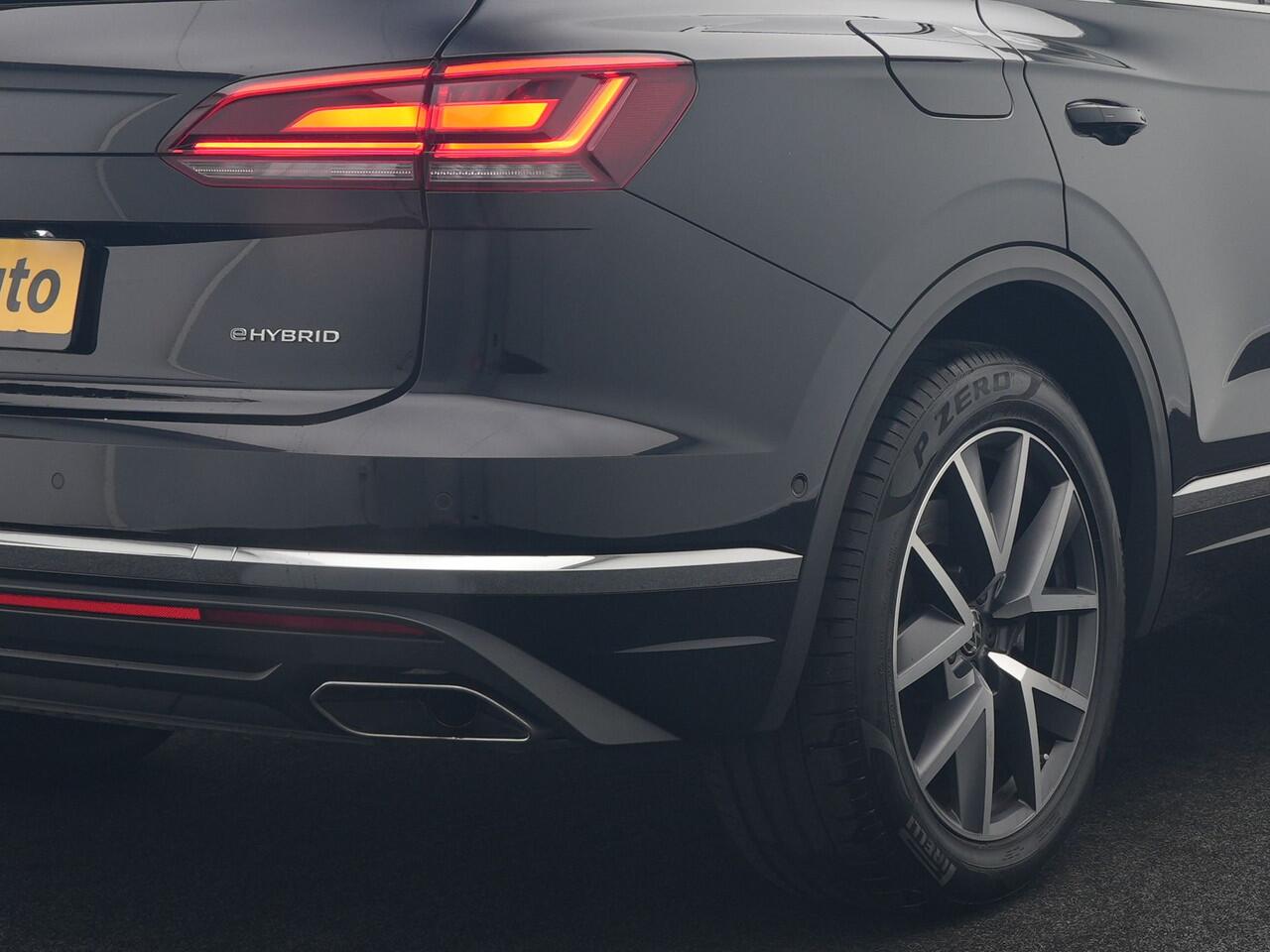 Volkswagen TOUAREG 3.0 TSi eHybrid 4MOTION Plug In Hybrid 381pk Dealer O.H PHEV | Trekhaak Af Fabriek | Lederen Sportstoelen Massage & Memory | Panodak | Adaptive Cruise | Stoelventilatie | Stoelen & Stuur Verwarmd | Blis | Keyless | Apple Carplay | Navigatie | DAB