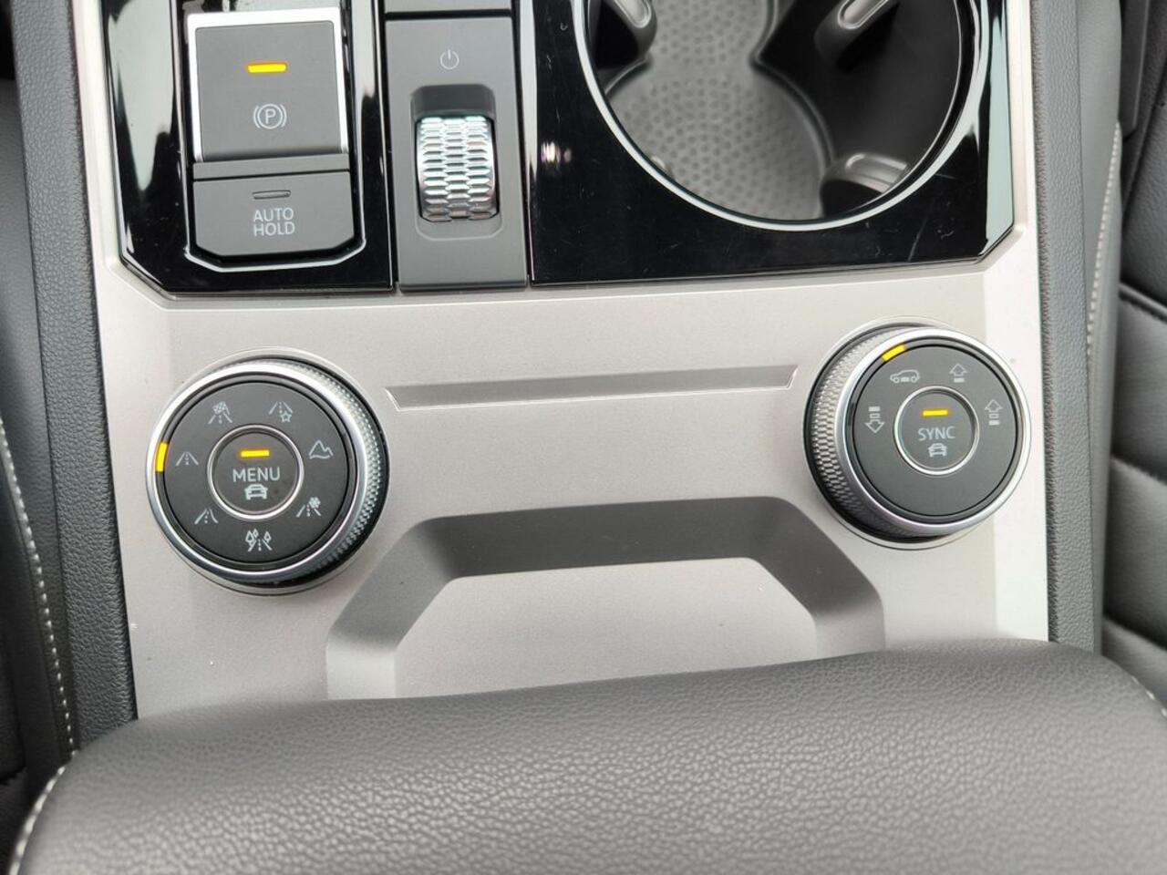 Volkswagen TOUAREG 3.0 TDI R-Line ACC Luchtvering Comfortstoelen Trekhaak