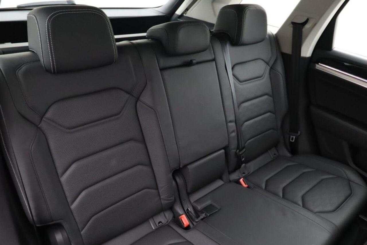 Volkswagen TOUAREG 3.0 TSi eHybrid 4MOTION ACC Panoramadak Luchtvering Comfortstoelen LED Matrix 19 Inch