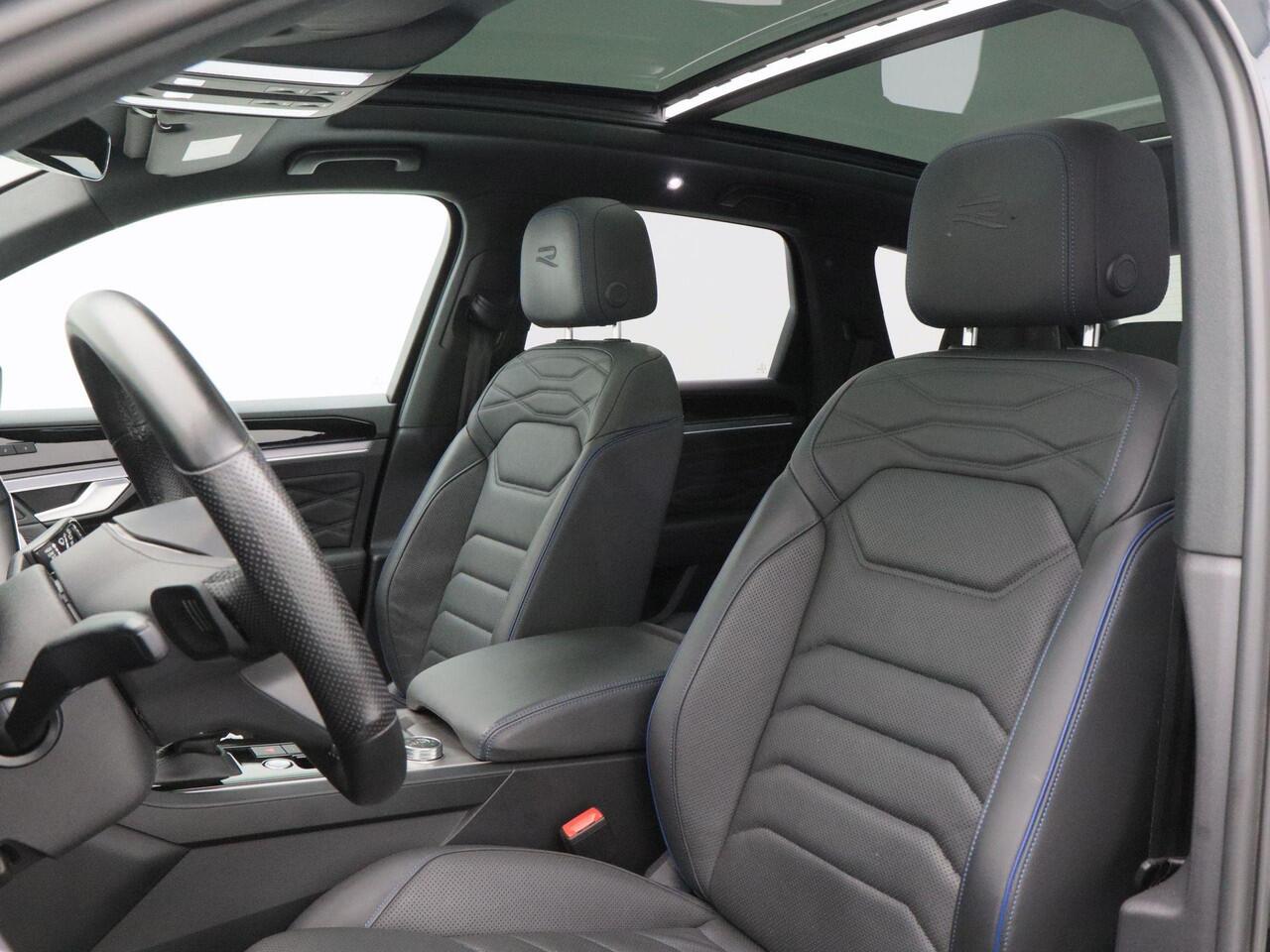 Volkswagen TOUAREG 3.0 TSi eHybrid 462 Pk Automaat 4Motion R-Line | Panoramadak | Adaptive Cruise | Black Style | Dynaudio | Trekhaak | Stoelverwarming | Stoelmassage | Carplay| Camera 360 | LED | 73.075 Km!!