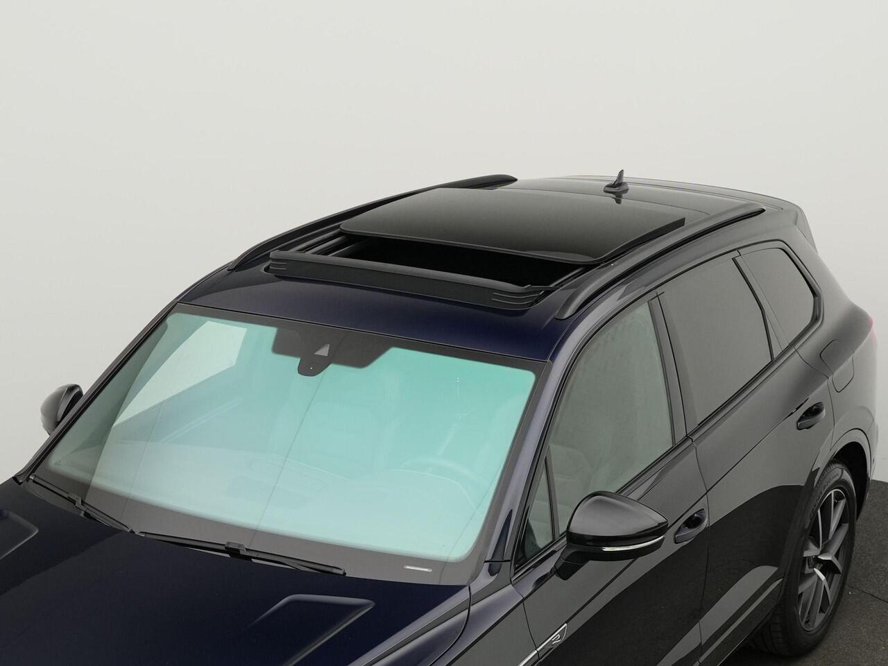 Volkswagen TOUAREG R 3.0 TSi 360 pk eHybrid 4MOTION | EXCL. BTW / Grijs kenteken | Panoramadak | Trekhaak | Leder | Luchtvering