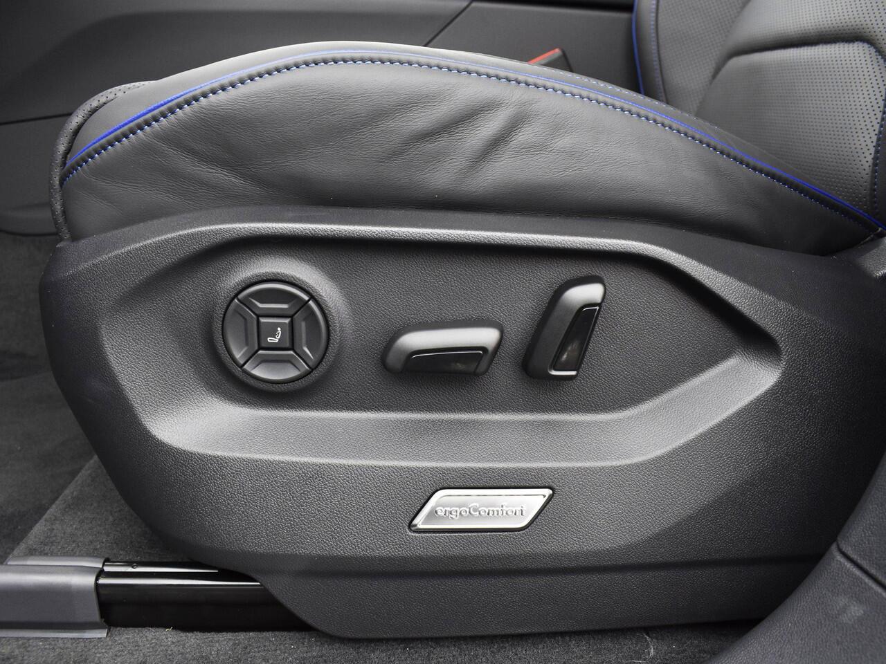 Volkswagen TOUAREG R Edition 3.0 eHybrid 462 PK 8 versn. DSG · Nachtzichtassistent · Comfort Pakket · Trekhaak inklapbaar, met elektrische ont grendeling, incl. aanhangwagenmanoeuvreerhulp 'Trailer Assist' · Zijruiten achter en achterruit getint, 82% lichtabsorberend en gel