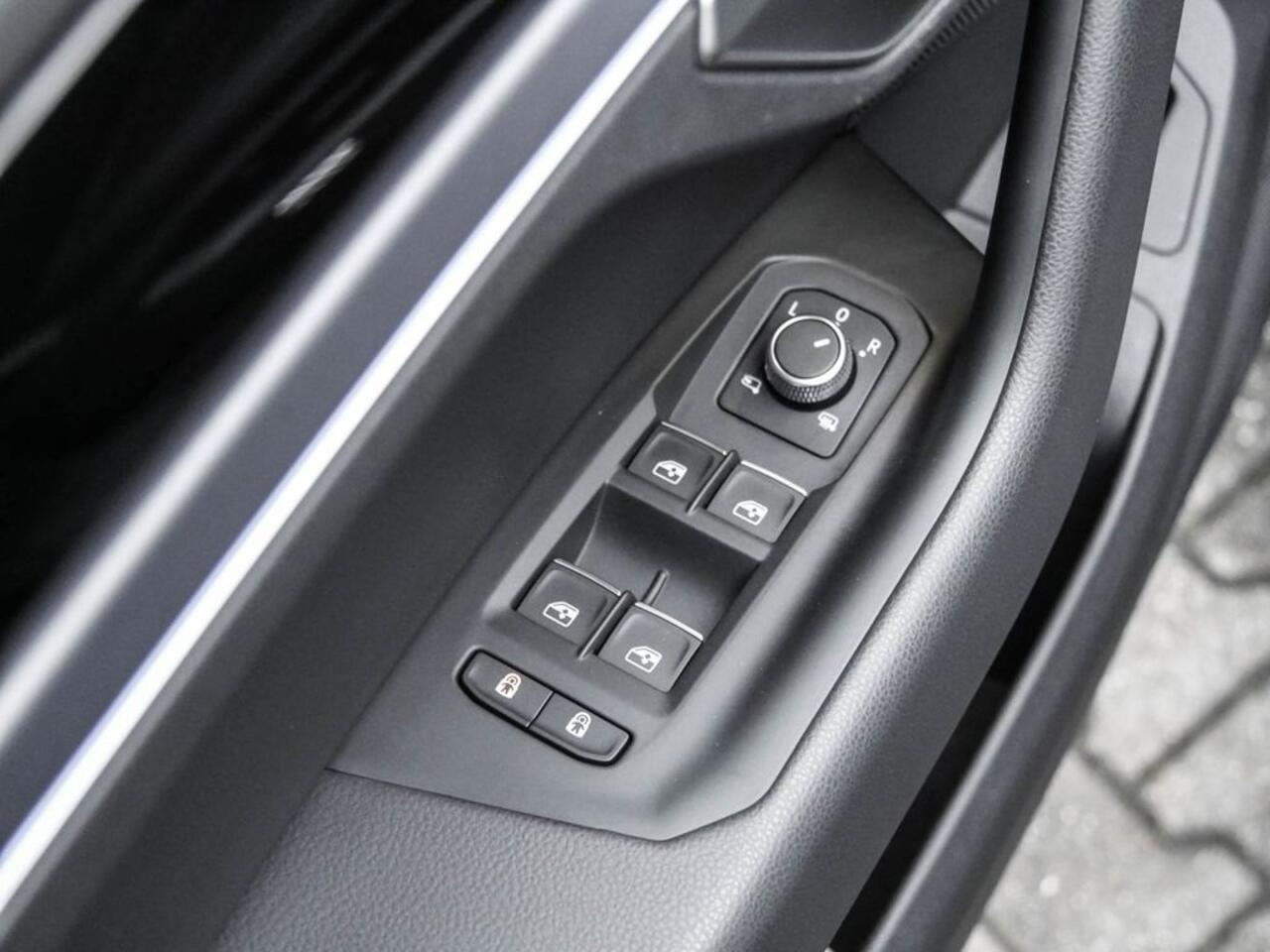 Volkswagen TOUAREG 3.0 TDI R-Line Grijs Kenteken ACC Luchtvering Trekhaak Comfortstoelen Head-Up Display