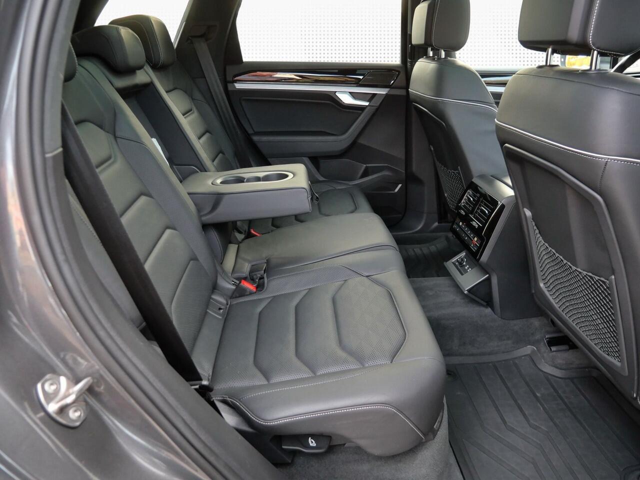 Volkswagen TOUAREG 3.0 TSi eHybrid 4M Elegance ACC Panoramadak Stoelkoeling Memory Trekhaak Camera