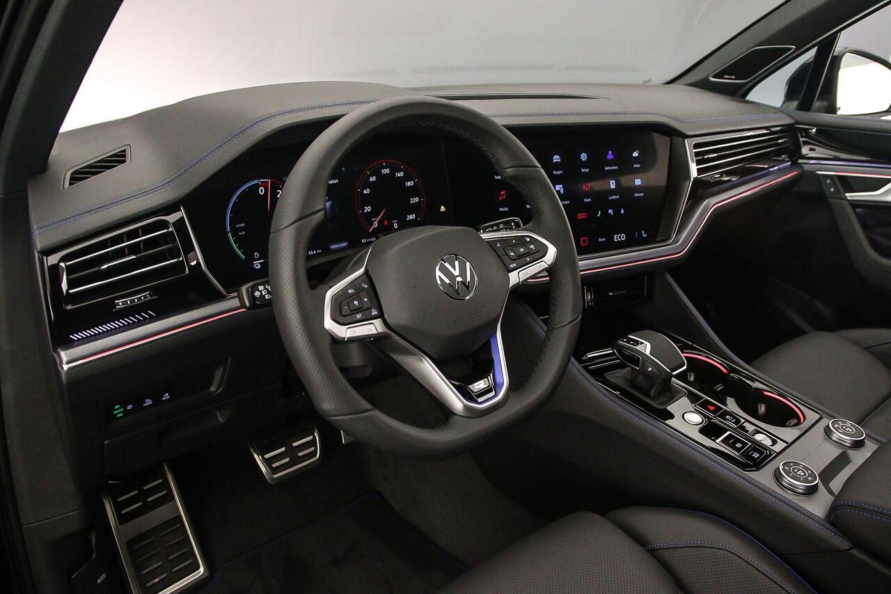 Volkswagen TOUAREG R Edition 3.0 TSI eHybrid 462pk Tiptronic Panoramadak, Luchtvering, Lederen bekleding, 360 camera, Elektrische achterklep, LED matrix koplampen