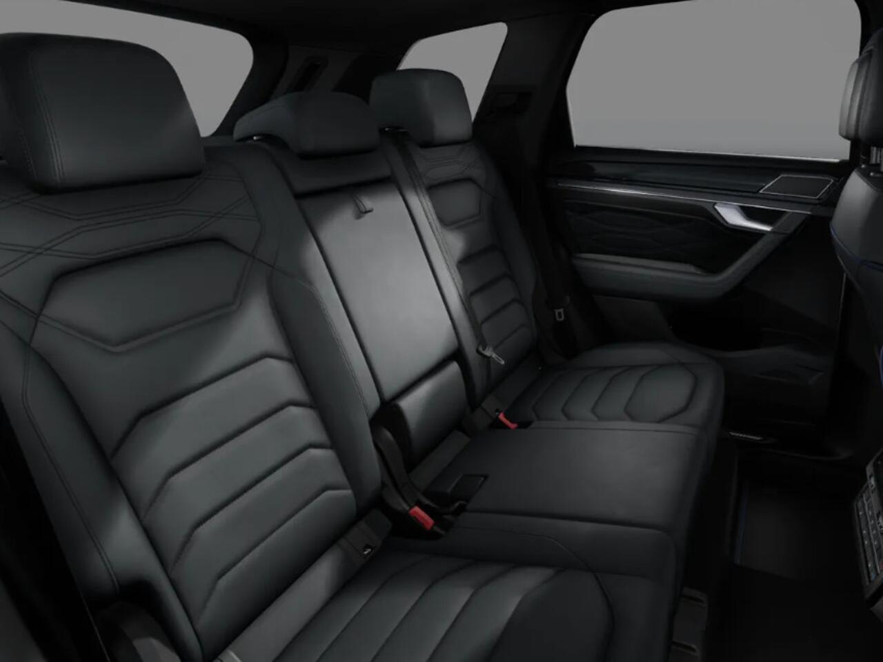 Volkswagen TOUAREG R Edition 3.0 eHybrid 381 PK SUV 8 versn. DSG · Comfort Pakket · Nachtzichtondersteuning · Opberg Pakket · Trekhaak inklapbaar, met elektrische ont grendeling, incl. aanhangwagenmanoeuvreerhulp 'Trailer Assist' ·