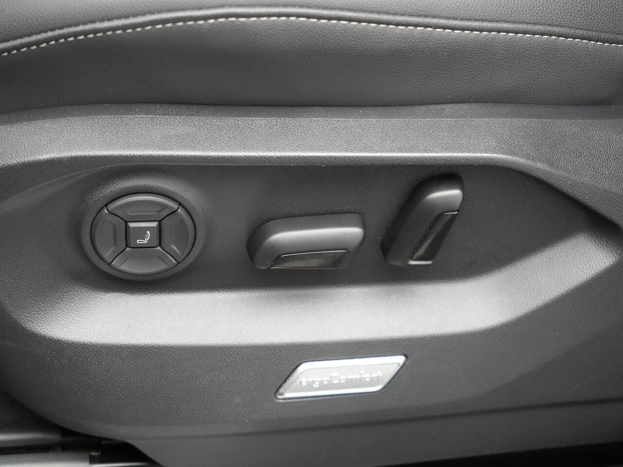 Volkswagen TOUAREG 3.0 TSi eHybrid 4MOTION Plug In Hybrid 381pk Dealer O.H PHEV | Trekhaak Af Fabriek | Lederen Sportstoelen Massage & Memory | Panodak | Adaptive Cruise | Stoelventilatie | Stoelen & Stuur Verwarmd | Blis | Keyless | Apple Carplay | Navigatie | DAB