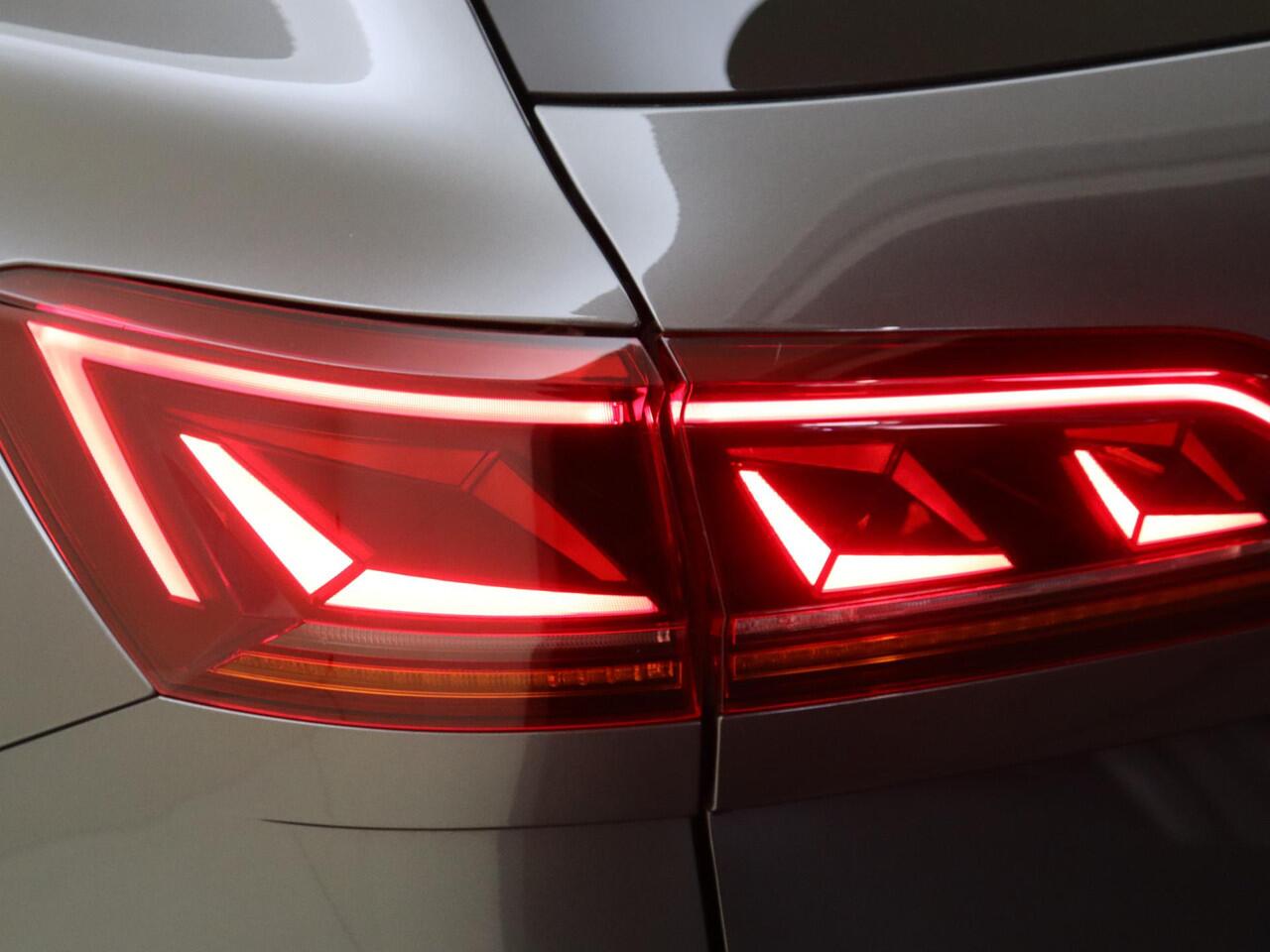 Volkswagen TOUAREG 3.0 TSi eHybrid 4MOTION R | Panoramadak | Luchtvering | Trekhaak | Black style | Head-up display | 360 camera | Parkeerasisstent | Nachtzichtassistent |