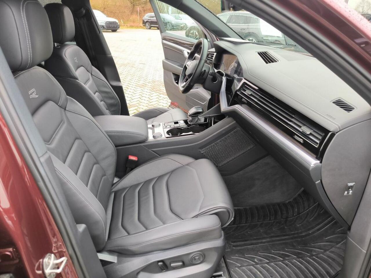 Volkswagen TOUAREG 3.0 TDI R-Line ACC Luchtvering Comfortstoelen Trekhaak