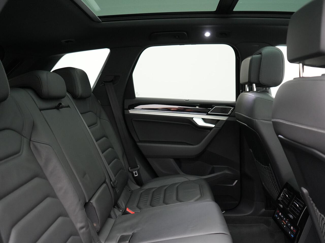 Volkswagen TOUAREG 3.0 TSi eHybrid 4MOTION Plug In Hybrid 381pk Dealer O.H PHEV | Trekhaak Af Fabriek | Lederen Sportstoelen Massage & Memory | Panodak | Adaptive Cruise | Stoelventilatie | Stoelen & Stuur Verwarmd | Blis | Keyless | Apple Carplay | Navigatie | DAB