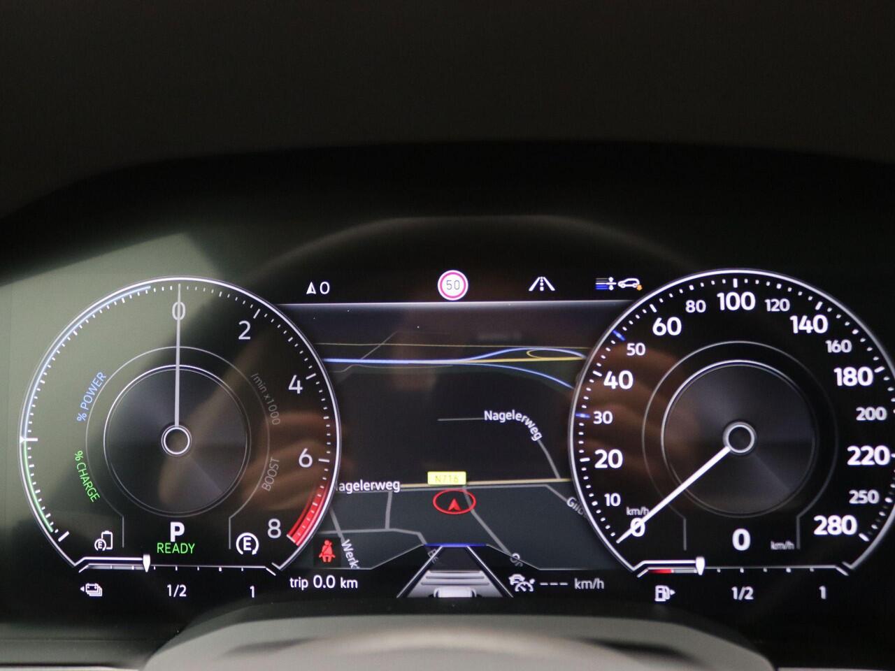 Volkswagen TOUAREG 3.0 TSi eHybrid Atmosphere 4MOTION 381PK DSG Luchtvering, head-up, memorystoelen, nachtzicht, keyless, Panorama Dak, 360gr. Camera, trekhaak, 21" lichtmetalen velgen