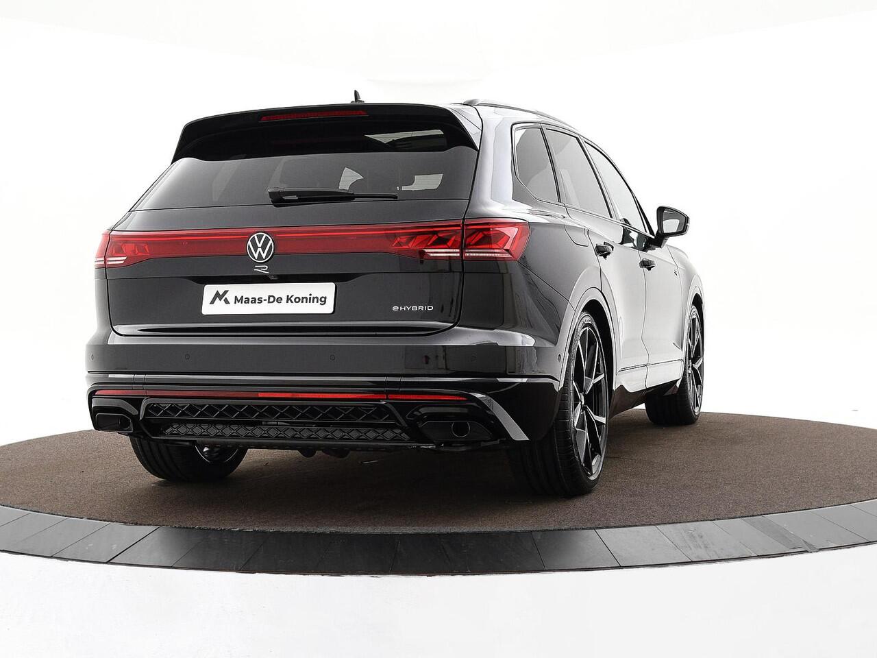 Volkswagen TOUAREG R Edition 3.0 eHybrid 462 PK 8 versn. DSG · Nachtzichtassistent · Comfort Pakket · Trekhaak inklapbaar, met elektrische ont grendeling, incl. aanhangwagenmanoeuvreerhulp 'Trailer Assist' · Zijruiten achter en achterruit getint, 82% lichtabsorberend en gel