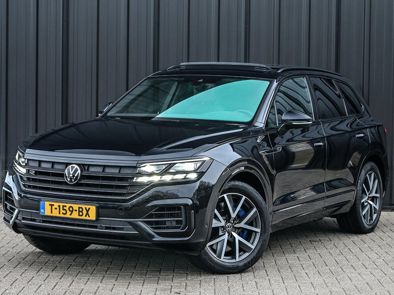 Volkswagen TOUAREG 3.0 TSi 4MOTION R · Panoramadak · Luchtvering · Adaptive Cruise Control · Memory Seats · Camera · Keyless entree · Blis · Ambiance interieur ·