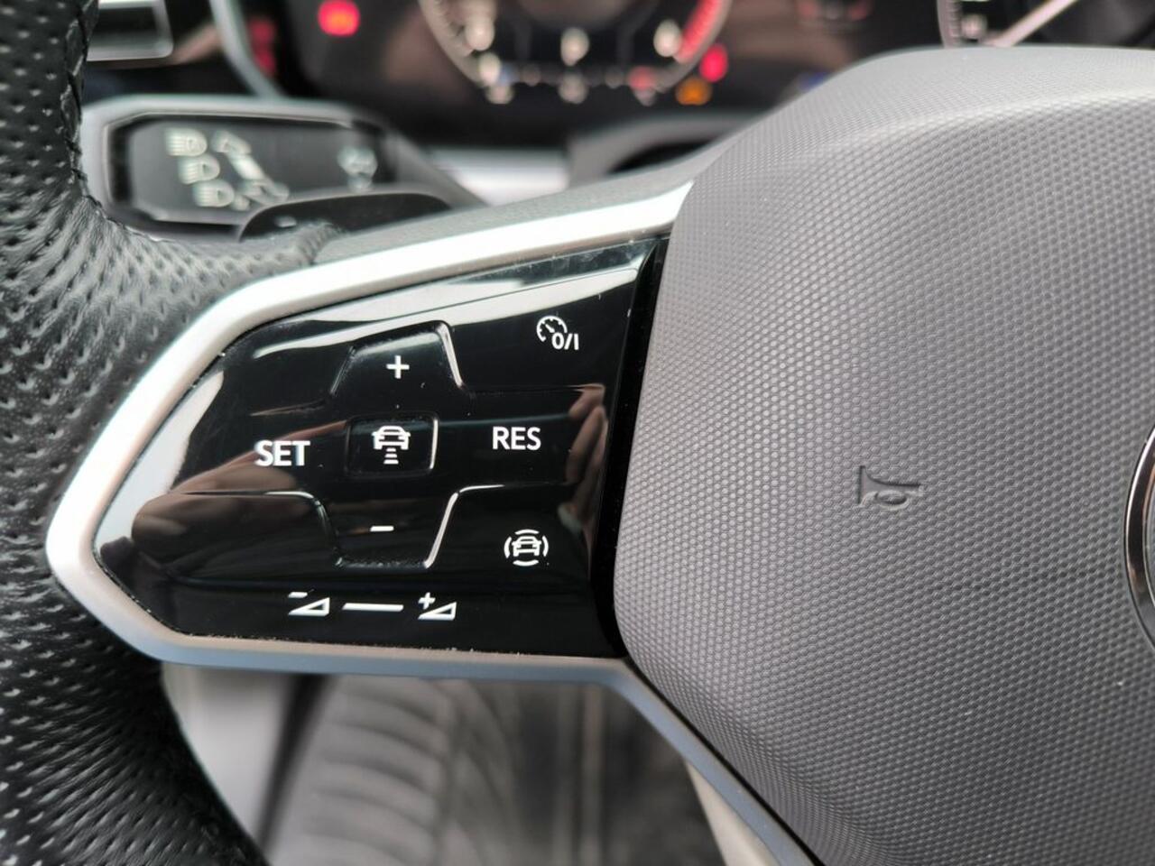 Volkswagen TOUAREG 3.0 TDI R-Line ACC Luchtvering Comfortstoelen Trekhaak