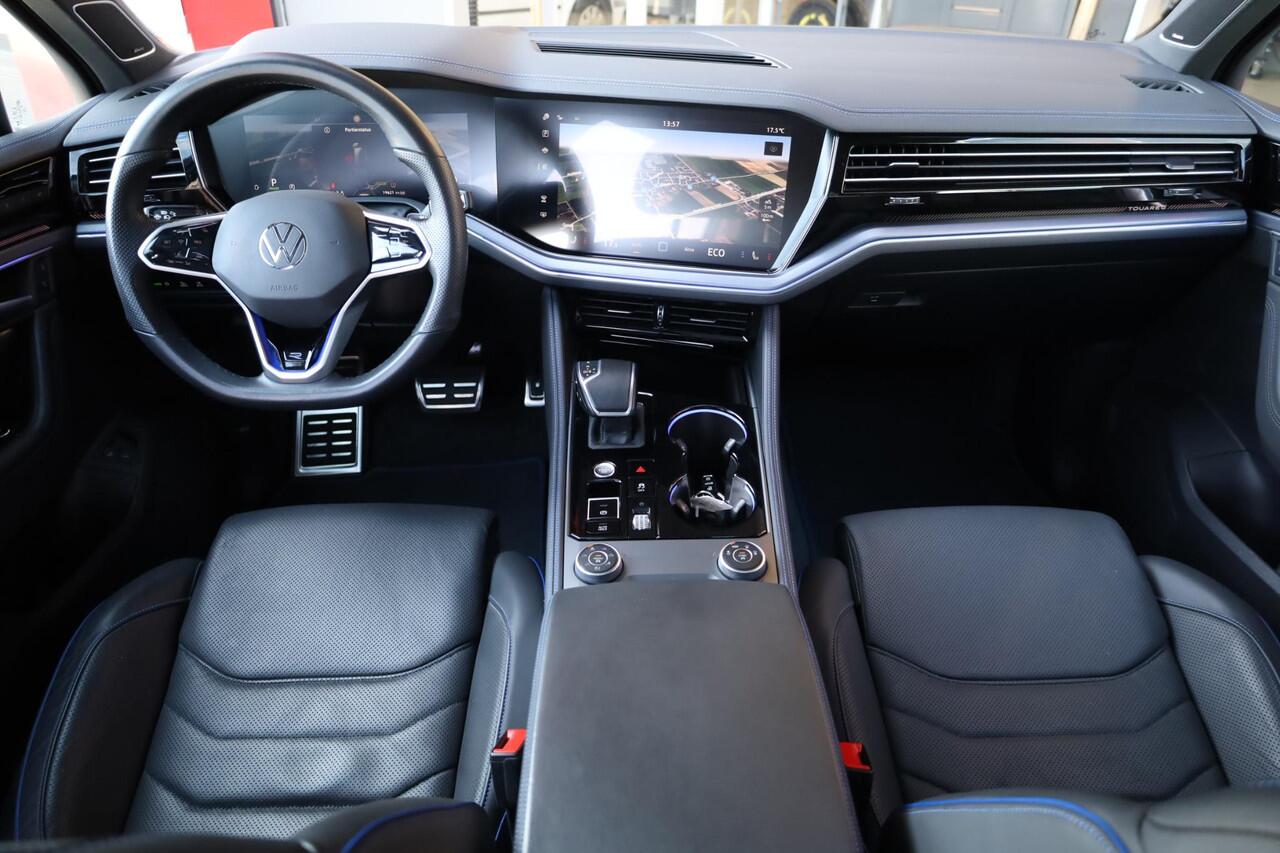 Volkswagen TOUAREG 3.0 TSi eHybrid 4MOTION R 340KW/462PK DSG, 60 mnd / 100.000km garantie, area view, Harman Kardon, head up, puglia leder, panoramadak, trekhaak, 22" LMV zwart, ergo lederen stoelen met elektrische verstelling en geheugen, r-line in en exterieur, camera voo