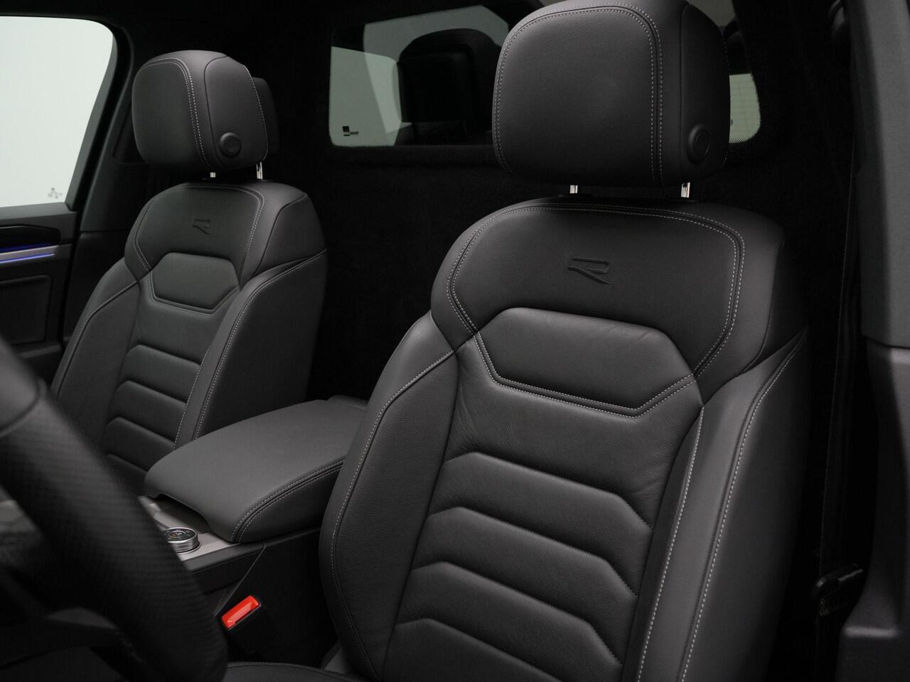 Volkswagen TOUAREG R 3.0 TSi 360 pk eHybrid 4MOTION | EXCL. BTW / Grijs kenteken | Panoramadak | Trekhaak | Leder | Luchtvering