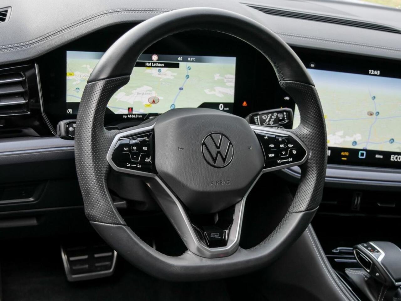 Volkswagen TOUAREG 3.0 TDI R-Line GRIJS KENTEKEN ACC LUCHTVERING TREKHAAK COMFORTSTOELEN HEAD-UP DISPLAY