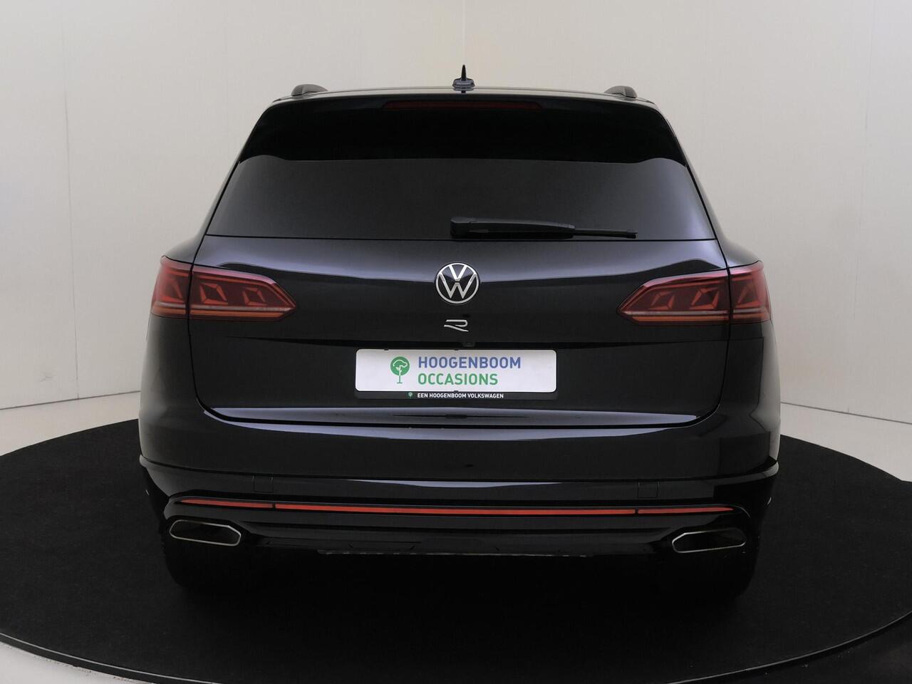 Volkswagen TOUAREG 3.0 TSi eHybrid 4MOTION R | Panoramadak | Luchtvering | Trekhaak | Nachtzichtassistent | 360 camera | Head-up display | Parkeerassistent |