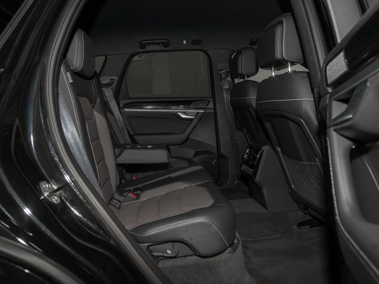 Volkswagen TOUAREG 3.0 TSI R-Line ACC Luchtvering Trekhaak Comfortstoelen Massage Nachtzicht 20 Inch Head-Up