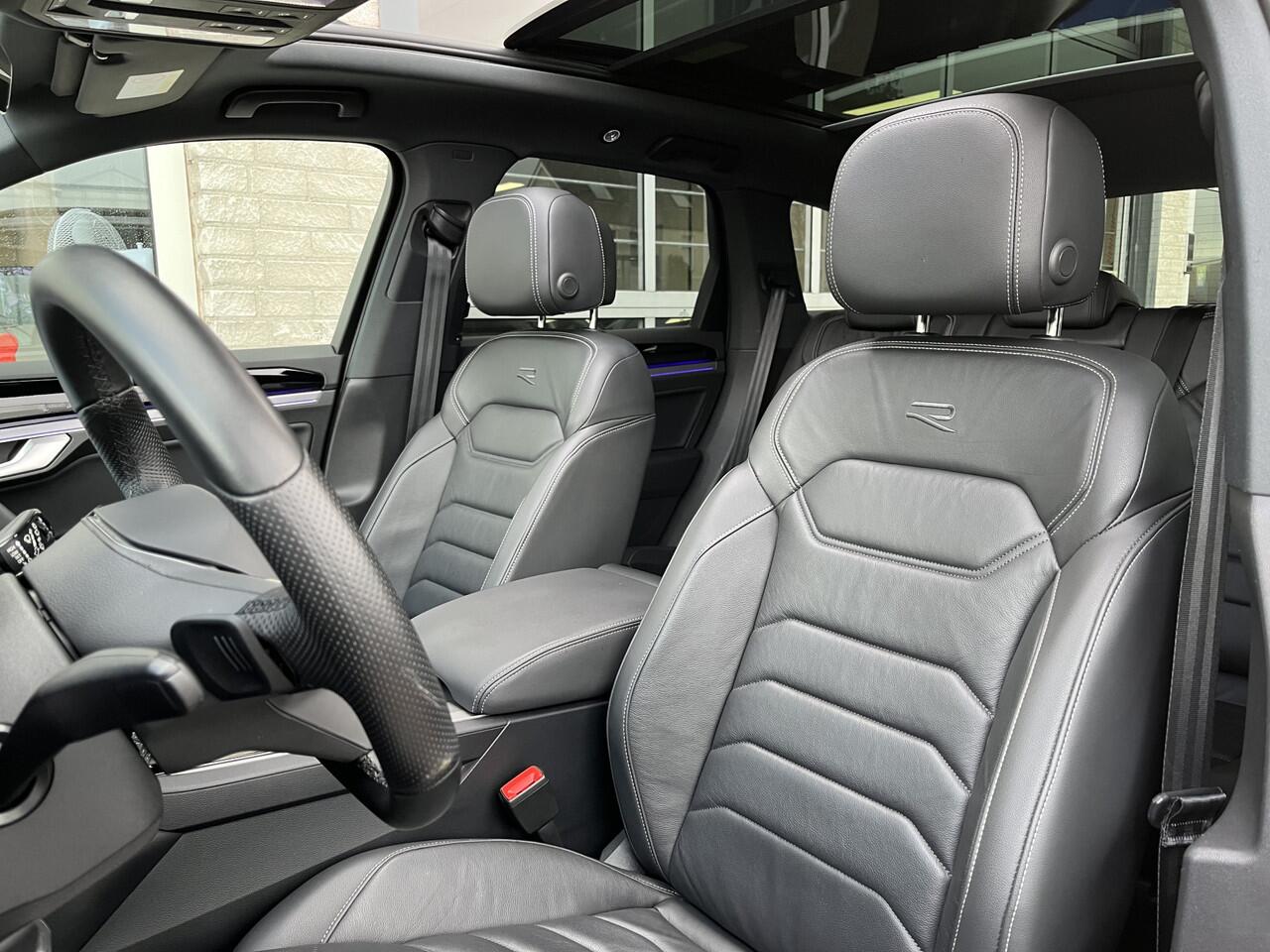 Volkswagen TOUAREG 3.0 TSi eHybrid 4MOTION R / AUTOMAAT/ PANO/ 462PK/ LUCHTVERING/ LEER/ HEAD-UP DISPLAY/ ADAPT. CRUISE/ MATRIX/ RIJ-MODI/ NAVI/ PARK. SENSOREN + CAMERA/ STOEL-STUUR V ERWARM./ 4-ZONE CLIMA