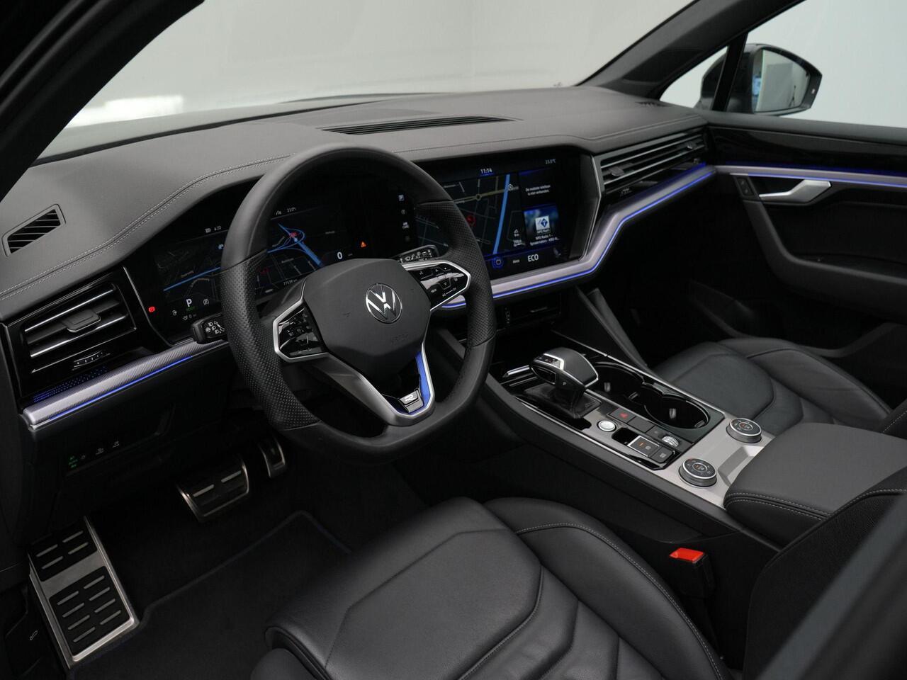 Volkswagen TOUAREG R 3.0 TSi 360 pk eHybrid 4MOTION | EXCL. BTW / Grijs kenteken | Panoramadak | Trekhaak | Leder | Luchtvering