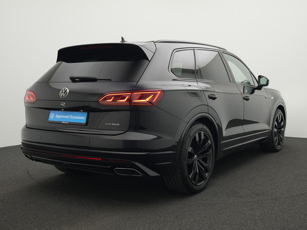 Volkswagen TOUAREG R 3.0 TSi 462 pk eHybrid 4MOTION | Panoramadak | Trekhaak | Luchtvering | Puglia leder | Head-up display | Stoelventilatie | Geheugenstoel