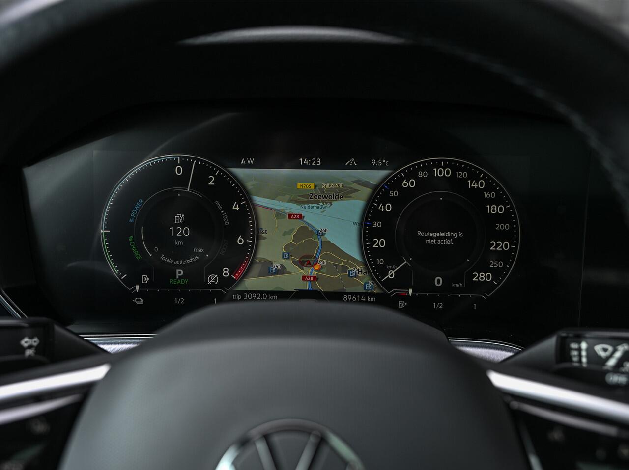 Volkswagen TOUAREG 3.0 TSi 4MOTION R · Panoramadak · Luchtvering · Adaptive Cruise Control · Memory Seats · Camera · Keyless entree · Blis · Ambiance interieur ·