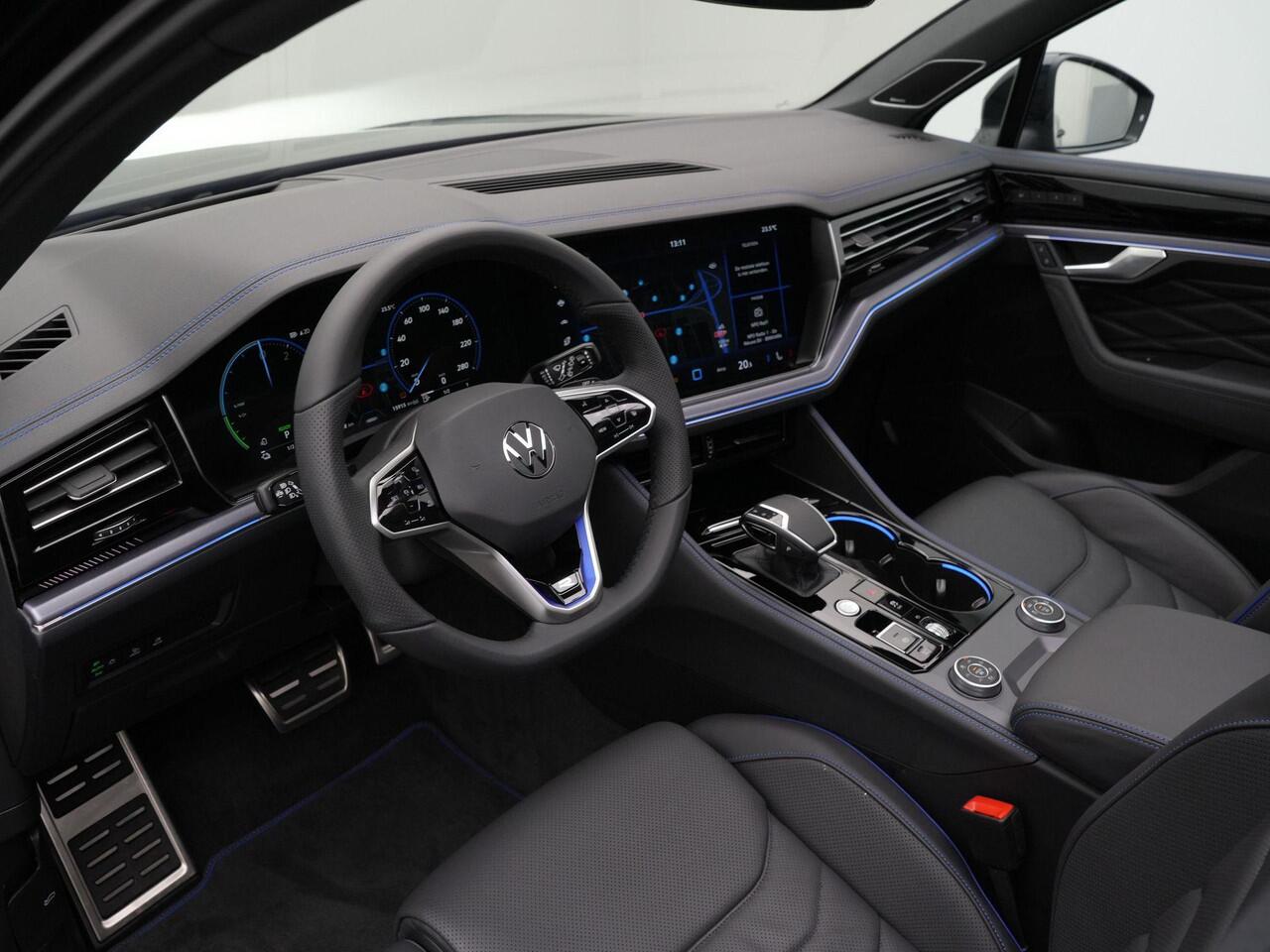 Volkswagen TOUAREG R 3.0 TSi eHybrid 463 pk tiptronic 4MOTION | Panoramadak | Trekhaak | Puglia Leder | Nachtzicht | Luchtvering | Head-Up Display | Geheugenstoelen | Dynaudio