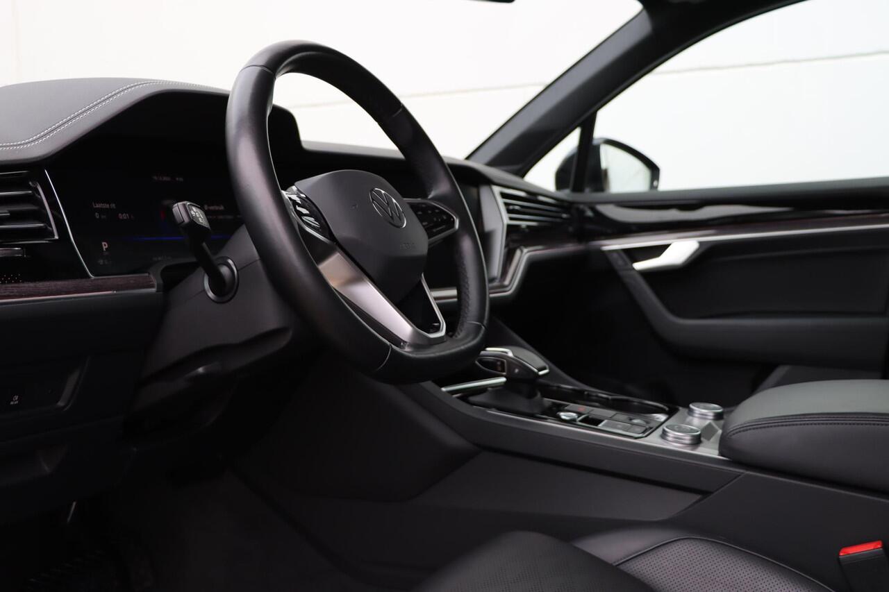 Volkswagen TOUAREG 3.0 TSI eHybrid 4Motion Elegance Black Style | Luchtvering | 380pk Tiptronic