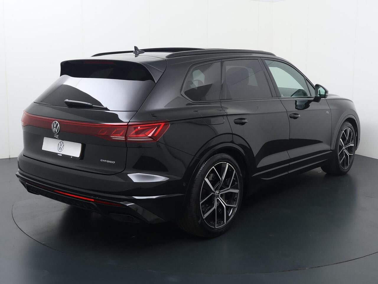 Volkswagen TOUAREG 3.0 TSi eHybrid 4MOTION R | 462 PK | SoH 93% | Head up display | Panorama dak | Massage stoelen | Velgen 21''