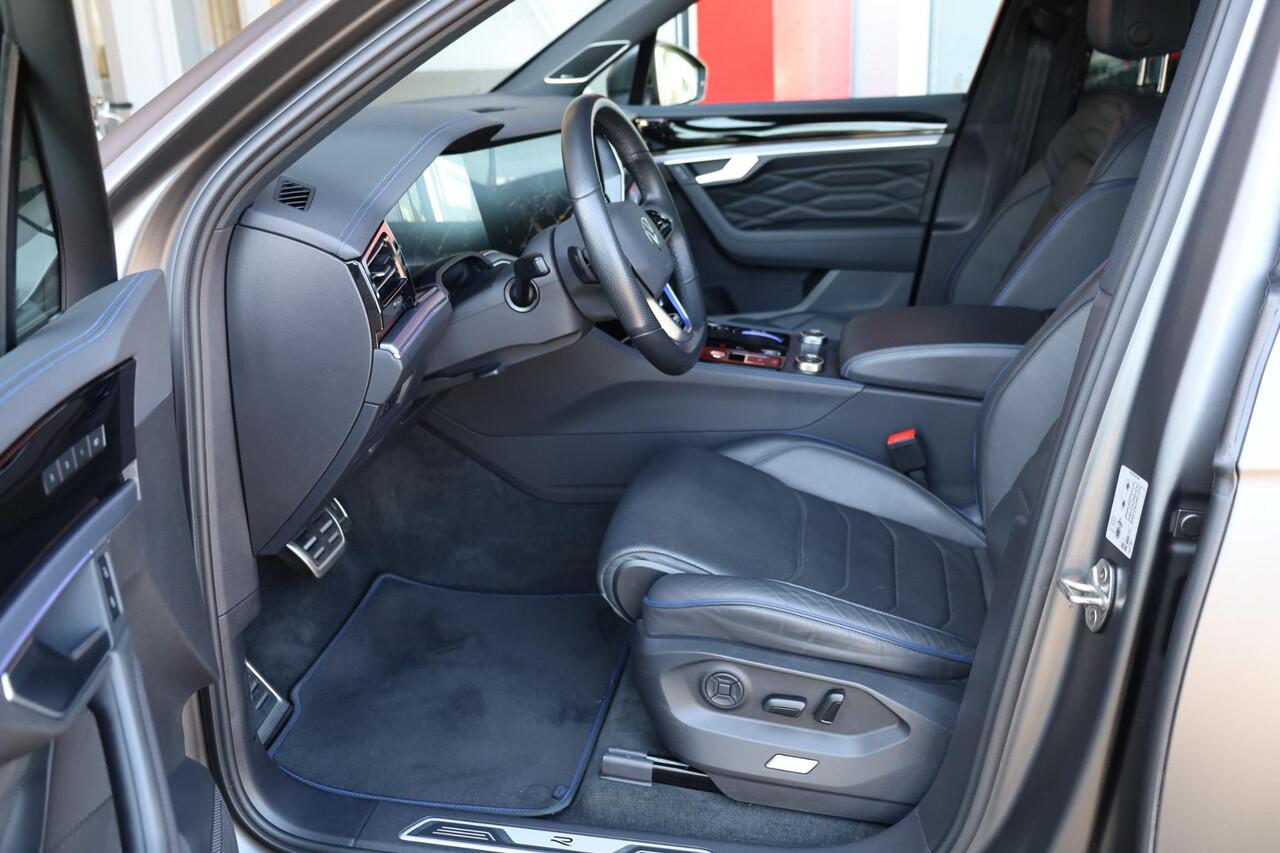 Volkswagen TOUAREG 3.0 TSi eHybrid 4MOTION R 340KW/462PK DSG, 60 mnd / 100.000km garantie, area view, Harman Kardon, head up, puglia leder, panoramadak, trekhaak, 22" LMV zwart, ergo lederen stoelen met elektrische verstelling en geheugen, r-line in en exterieur, camera voo