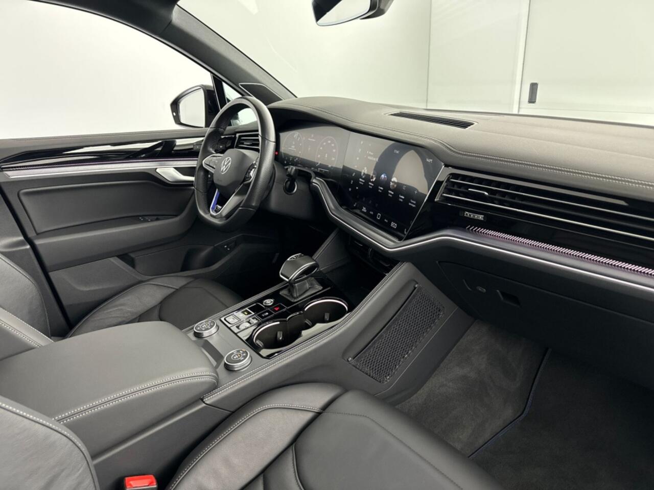 Volkswagen TOUAREG 3.0 TSi eHybrid 4M 462 PK R | Panoramadak | Luchtvering | Trekhaak