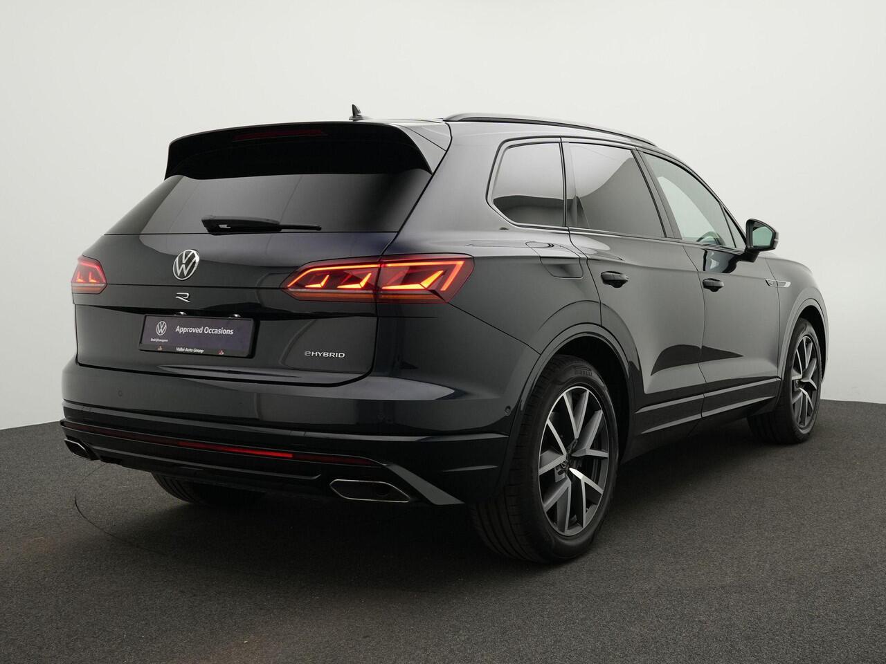 Volkswagen TOUAREG R 3.0 TSi 360 pk eHybrid 4MOTION | EXCL. BTW / Grijs kenteken | Panoramadak | Trekhaak | Leder | Luchtvering
