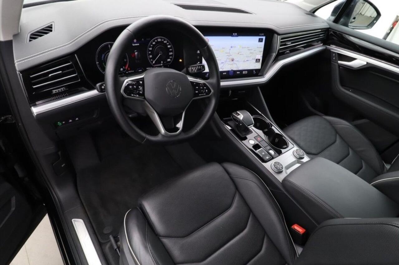Volkswagen TOUAREG 3.0 TSi eHybrid 4MOTION ACC Panoramadak Luchtvering Comfortstoelen LED Matrix 19 Inch