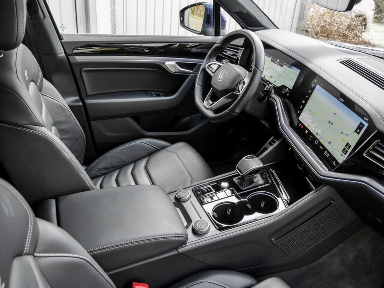 Volkswagen TOUAREG 3.0 TDI R-Line GRIJS KENTEKEN ACC LUCHTVERING TREKHAAK COMFORTSTOELEN HEAD-UP DISPLAY