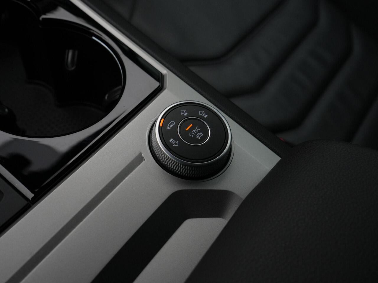 Volkswagen TOUAREG R 3.0 TSi 360 pk eHybrid 4MOTION | EXCL. BTW / Grijs kenteken | Panoramadak | Trekhaak | Leder | Luchtvering