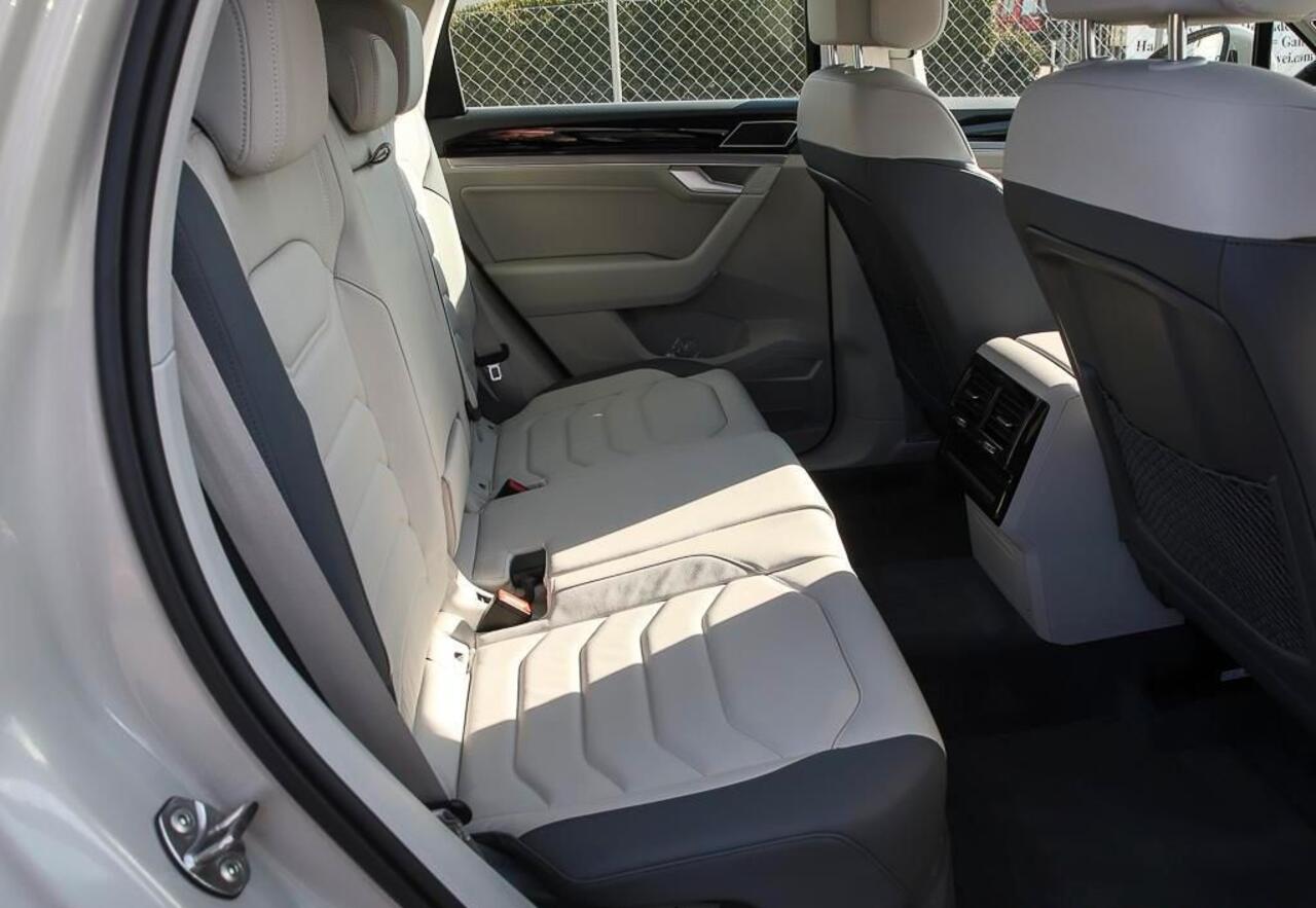 Volkswagen TOUAREG 3.0 TDI Elegance R-Line ACC Luchtvering Comfortstoelen Head-Up Dynaudio Stuurverwarming 360 Camera