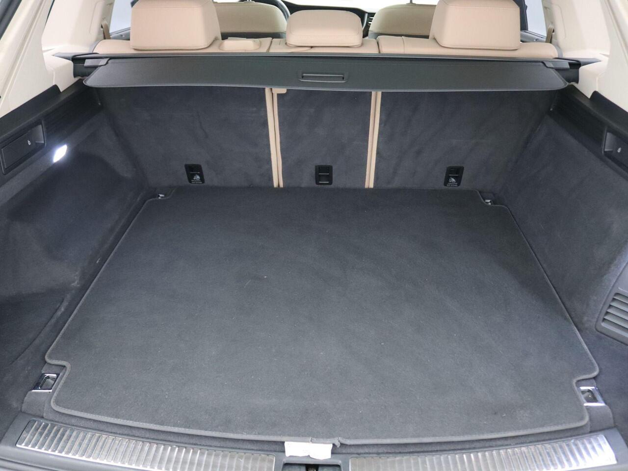 Volkswagen TOUAREG 3.0 TSi eHybrid Atmosphere 4MOTION 381PK DSG Luchtvering, head-up, memorystoelen, nachtzicht, keyless, Panorama Dak, 360gr. Camera, trekhaak, 21" lichtmetalen velgen