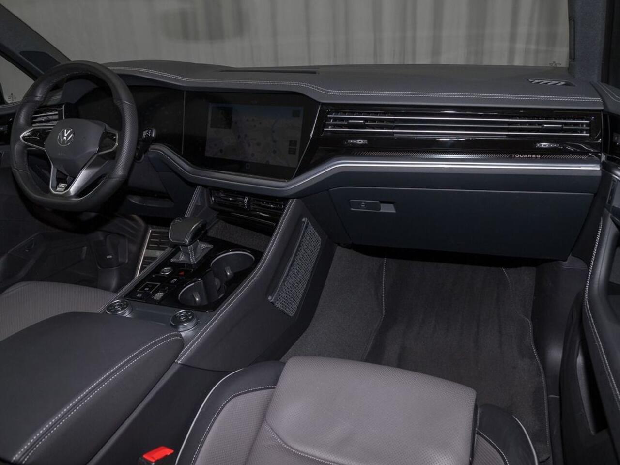 Volkswagen TOUAREG 3.0 TSI R-Line ACC Luchtvering Trekhaak Comfortstoelen Massage Nachtzicht 20 Inch Head-Up