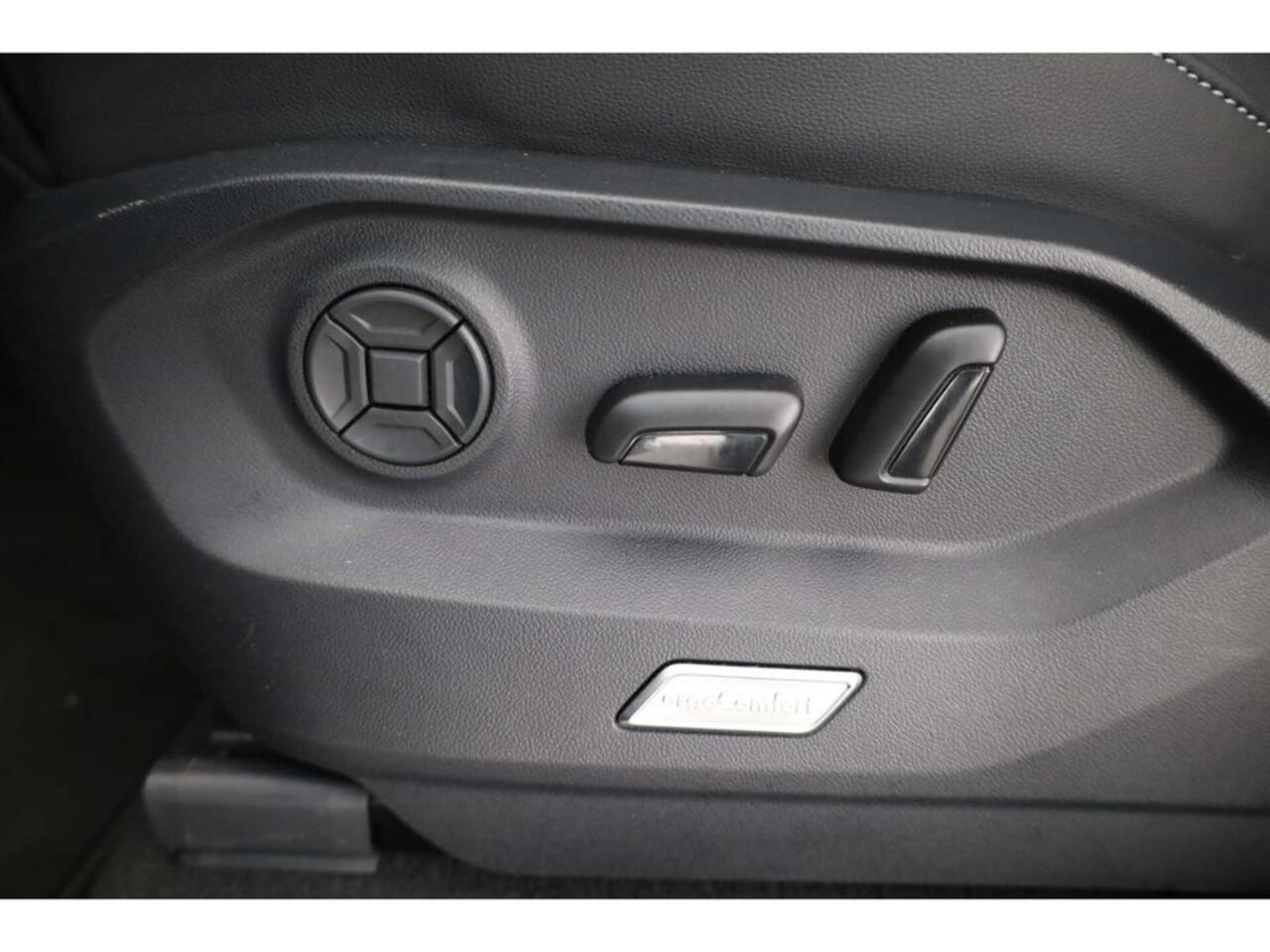 Volkswagen TOUAREG 3.0 TDI R-Line Grijs Kenteken ACC Luchtvering Trekhaak Comfortstoelen Head-Up Display