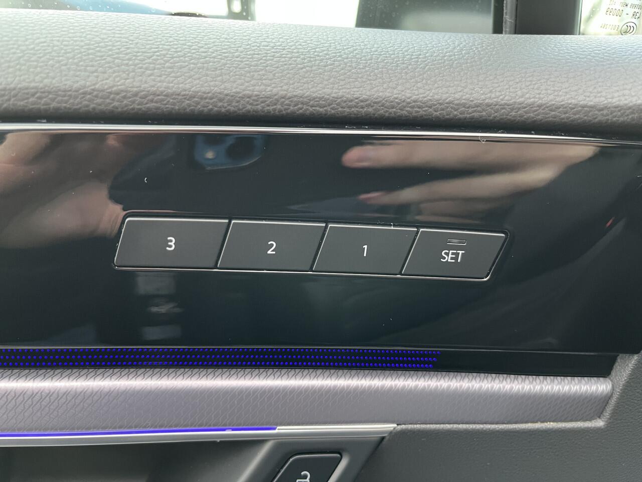 Volkswagen TOUAREG 3.0 TSi eHybrid 4MOTION R / AUTOMAAT/ PANO/ 462PK/ LUCHTVERING/ LEER/ HEAD-UP DISPLAY/ ADAPT. CRUISE/ MATRIX/ RIJ-MODI/ NAVI/ PARK. SENSOREN + CAMERA/ STOEL-STUUR V ERWARM./ 4-ZONE CLIMA