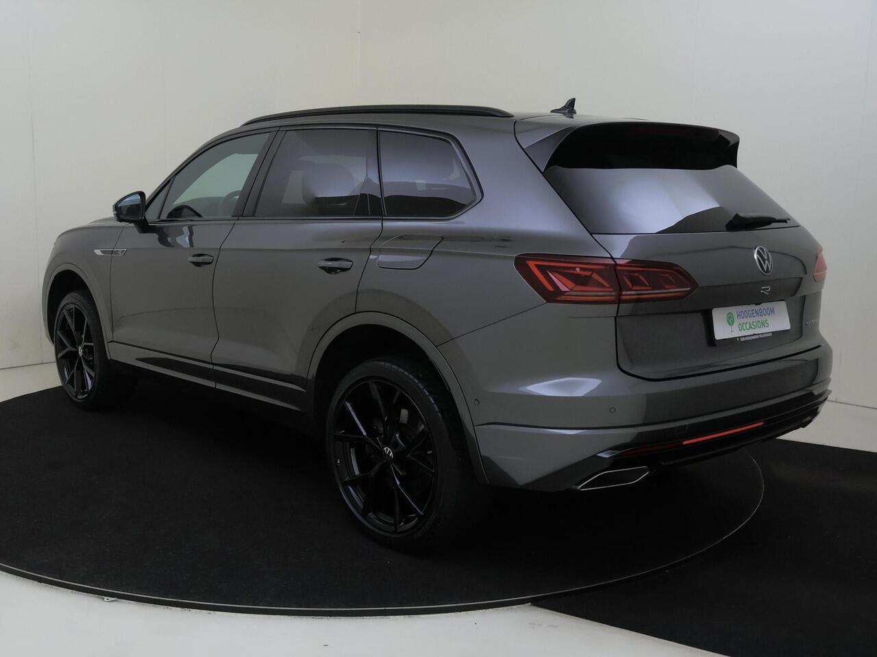 Volkswagen TOUAREG 3.0 TSi eHybrid 4MOTION R | Panoramadak | Luchtvering | Trekhaak | Black style | Head-up display | 360 camera | Parkeerasisstent | Nachtzichtassistent |