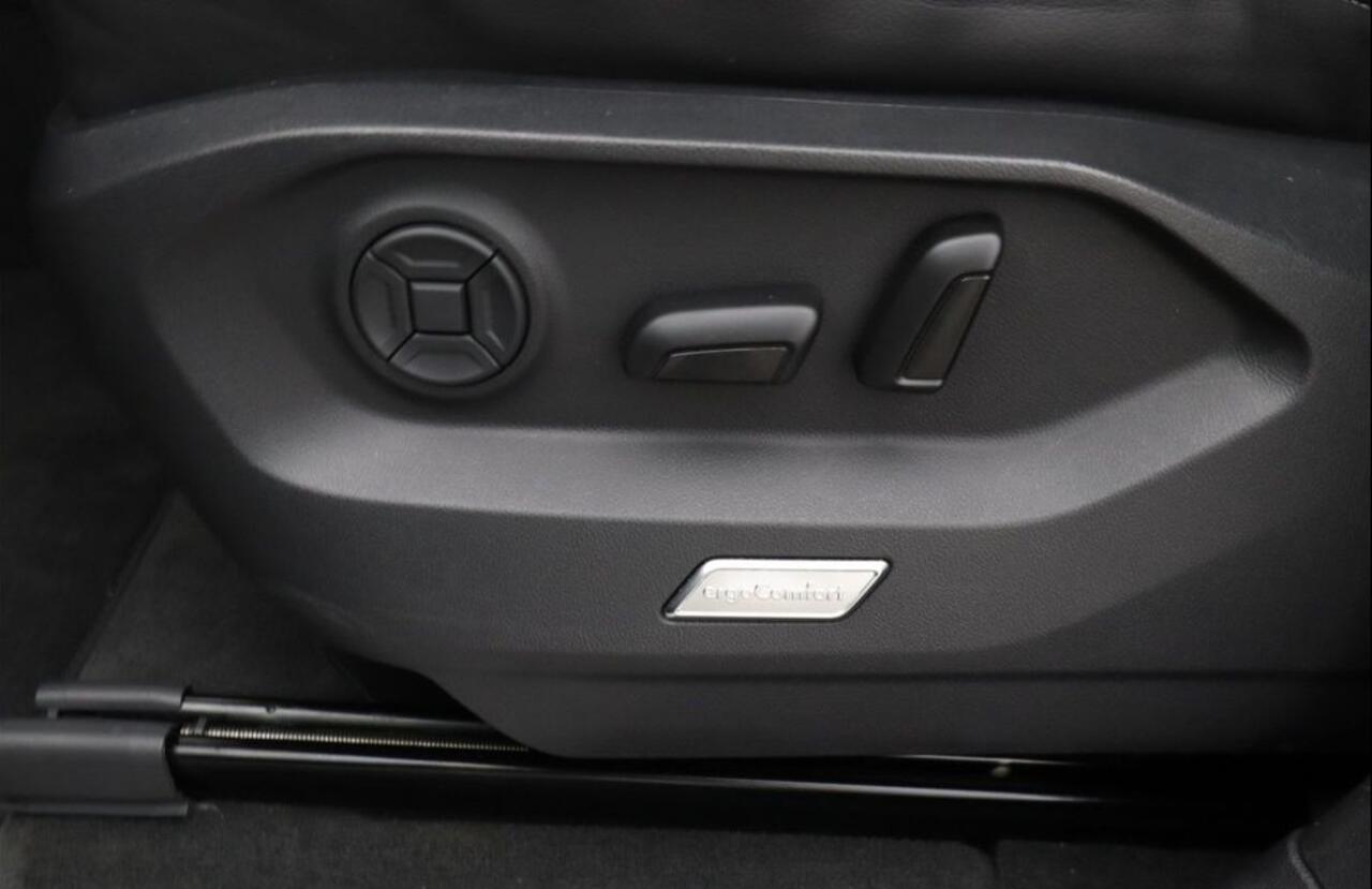 Volkswagen TOUAREG 3.0 TSi eHybrid 4MOTION ACC Panoramadak Luchtvering Comfortstoelen LED Matrix 19 Inch