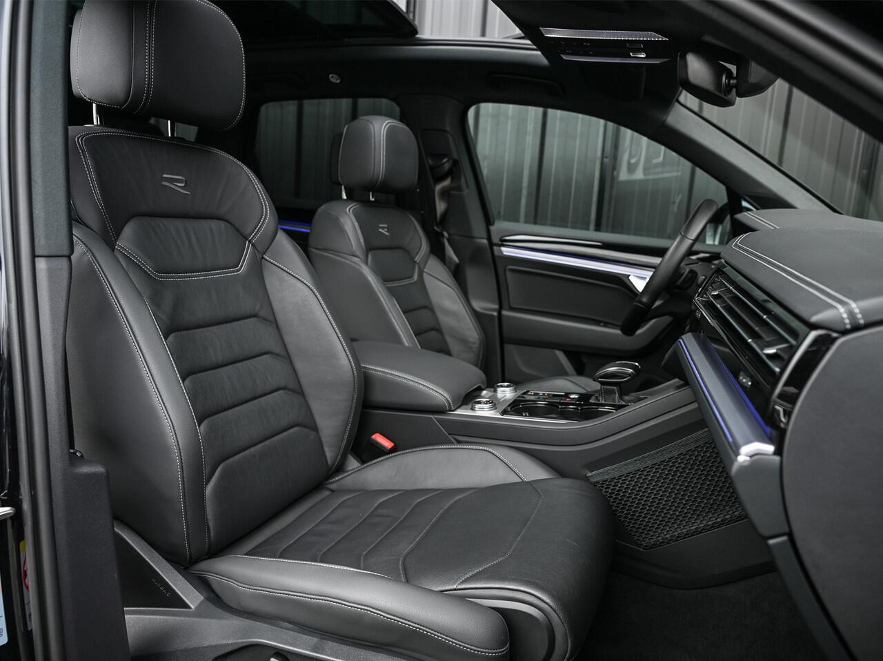 Volkswagen TOUAREG 3.0 TSi 4MOTION R · Panoramadak · Luchtvering · Adaptive Cruise Control · Memory Seats · Camera · Keyless entree · Blis · Ambiance interieur ·