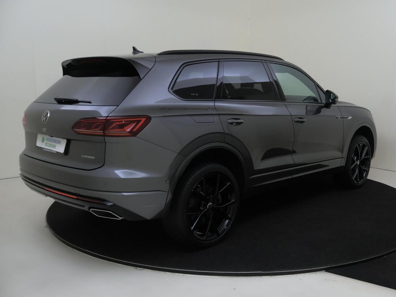 Volkswagen TOUAREG 3.0 TSi eHybrid 4MOTION R | Panoramadak | Luchtvering | Trekhaak | Black style | Head-up display | 360 camera | Parkeerasisstent | Nachtzichtassistent |