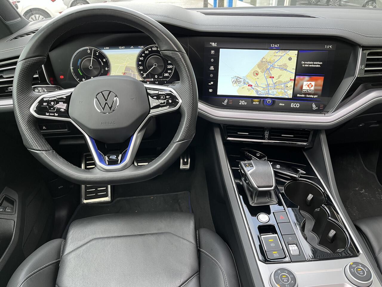 Volkswagen TOUAREG 3.0 TSI 4MOTION R / AUTOMAAT/ PANO/ 462PK/ LUCHTVERING/ LEER/ HEAD-UP DISPLAY/ ADAPT. CRUISE/ MATRIX/ RIJ-MODI/ NAVI/ PARK. SENSOREN + CAMERA/ STOEL-STUUR V ERWARM./ 4-ZONE CLIMA
