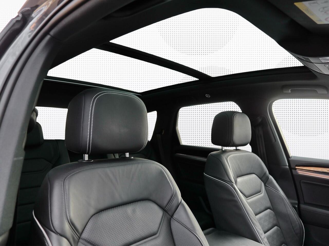Volkswagen TOUAREG 3.0 TSi eHybrid 4M Elegance ACC Panoramadak Stoelkoeling Memory Trekhaak Camera
