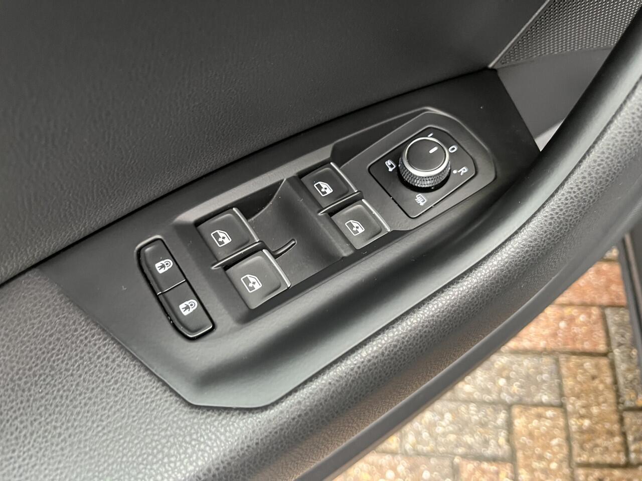 Volkswagen TOUAREG 3.0 TSi eHybrid 4MOTION R / AUTOMAAT/ PANO/ 462PK/ LUCHTVERING/ LEER/ HEAD-UP DISPLAY/ ADAPT. CRUISE/ MATRIX/ RIJ-MODI/ NAVI/ PARK. SENSOREN + CAMERA/ STOEL-STUUR V ERWARM./ 4-ZONE CLIMA