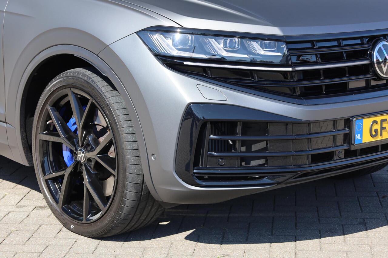 Volkswagen TOUAREG 3.0 TSi eHybrid 4MOTION R 340KW/462PK DSG, 60 mnd / 100.000km garantie, area view, Harman Kardon, head up, puglia leder, panoramadak, trekhaak, 22" LMV zwart, ergo lederen stoelen met elektrische verstelling en geheugen, r-line in en exterieur, camera voo