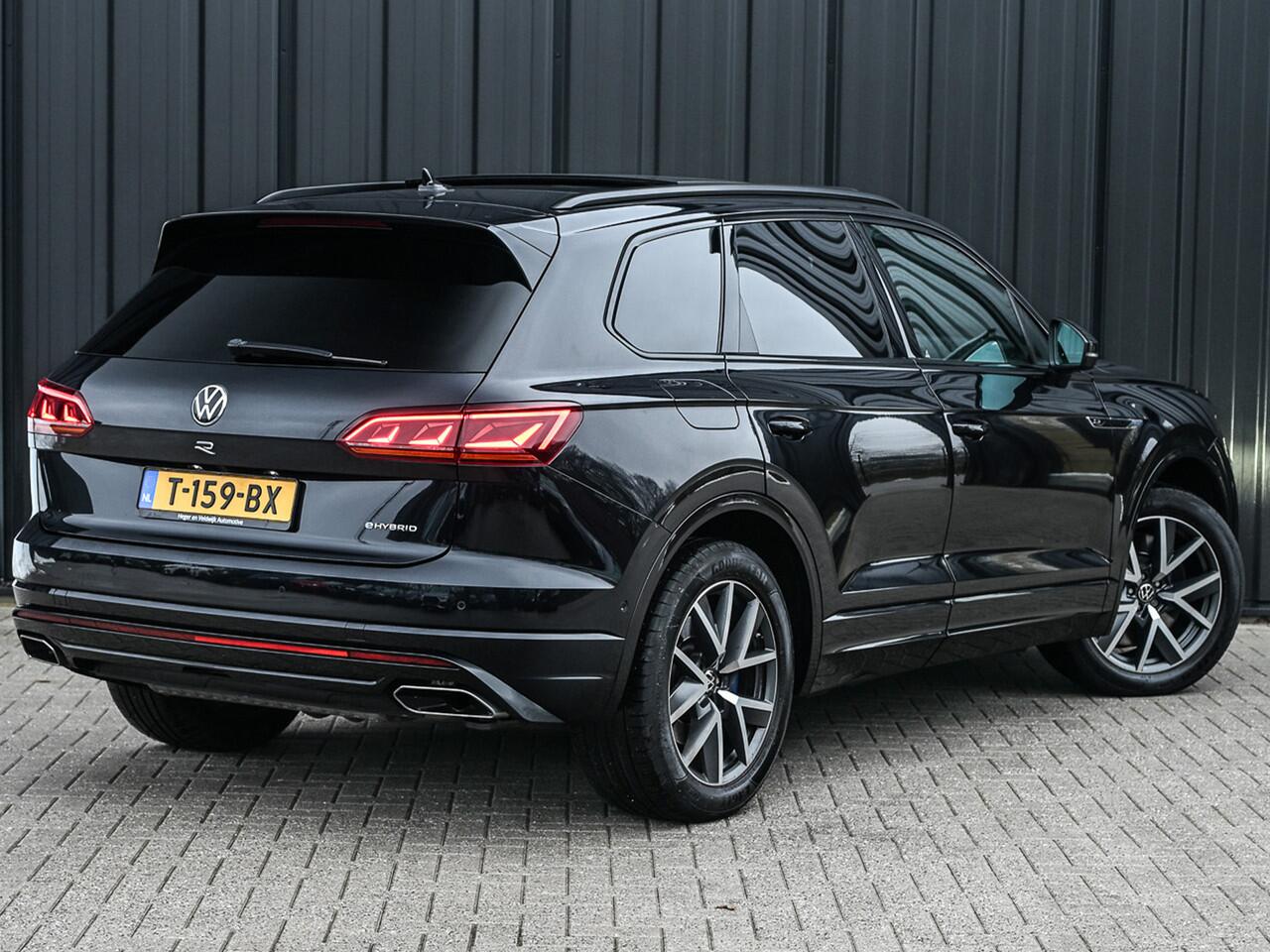Volkswagen TOUAREG 3.0 TSi 4MOTION R · Panoramadak · Luchtvering · Adaptive Cruise Control · Memory Seats · Camera · Keyless entree · Blis · Ambiance interieur ·